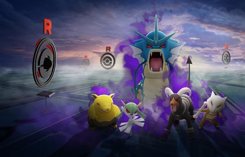 Pokémon GO公式アートワーク。マップ上のGOロケット団マーカー(赤い「R」の旗)とともに、シャドウ化したギャラドスと3体のシャドウポケモンが並んでいる